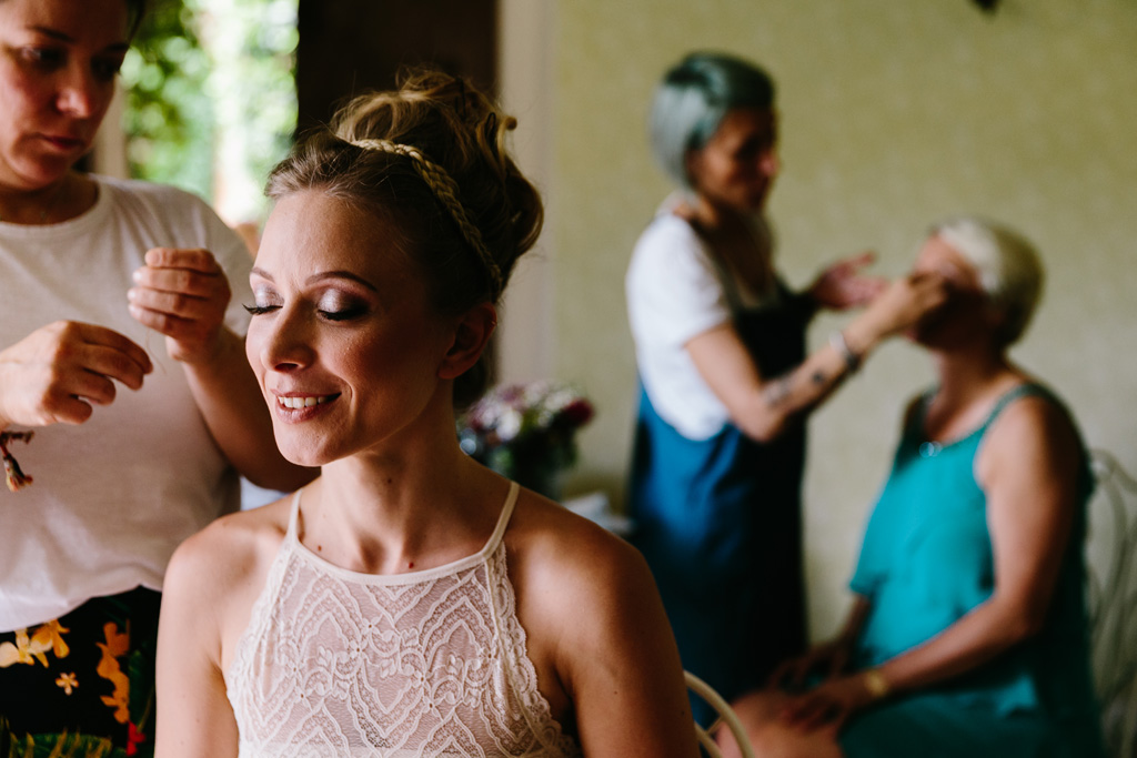 Fotografo Matrimonio Convento Dell'Annunciata Medole La sposa è quasi pronta mentre la mamma viene truccata dalla truccatrice