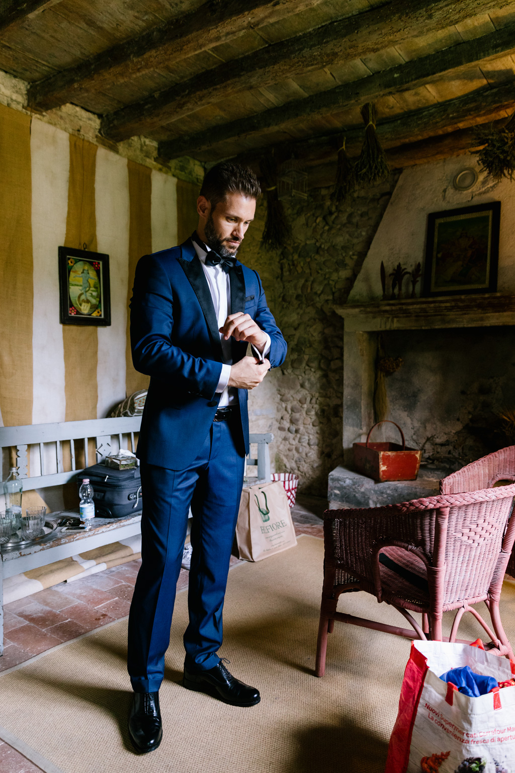 Fotografo Matrimonio Convento Dell'Annunciata Medole Lo sposo finisce di vestirsi nella sua camera del Convento dell'Annunciata