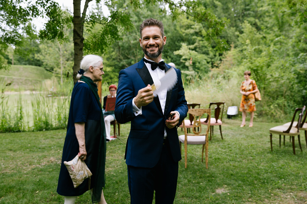 Fotografo Matrimonio Convento Dell'Annunciata Medole Lo sposo si fa aria con un ventaglio bianco mentre aspetta la sposa