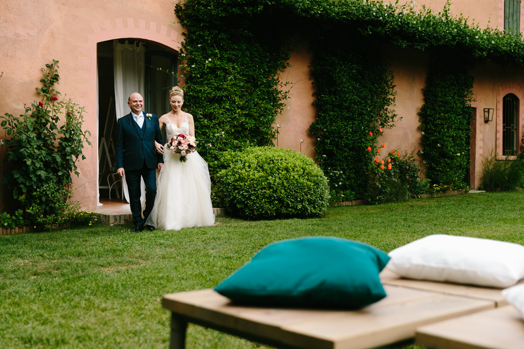 Fotografo Matrimonio Convento Dell'Annunciata Medole La sposa e il padre escono dalla camera per andare alla cerimonia