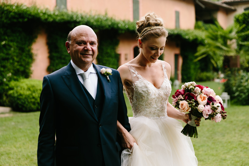 Fotografo Matrimonio Convento Dell'Annunciata Medole Il padre accompagna la sposa alla cerimonia