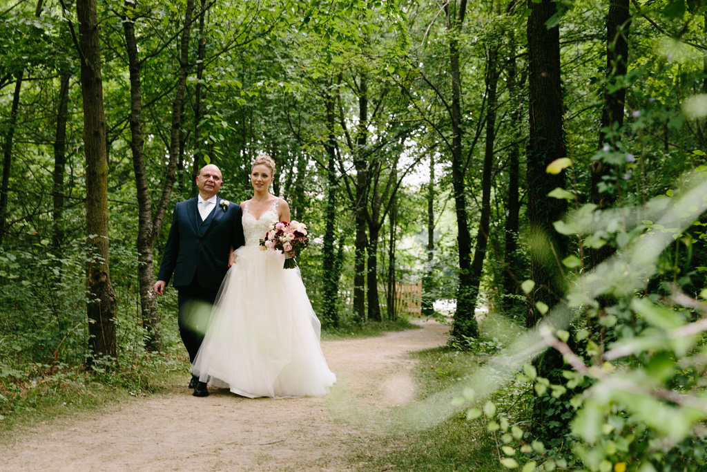 Fotografo Matrimonio Convento Dell'Annunciata Medole La sposa e il padre attraversano il parco che porta alla cerimonia