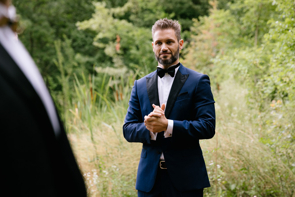 Fotografo Matrimonio Convento Dell'Annunciata Medole Lo sposo attende la sua donna e nervosamente si strofina le mani