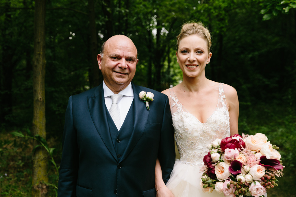 Fotografo Matrimonio Convento Dell'Annunciata Medole Ritratto della posa e di suo padre prima di arrivare alla cerimonia