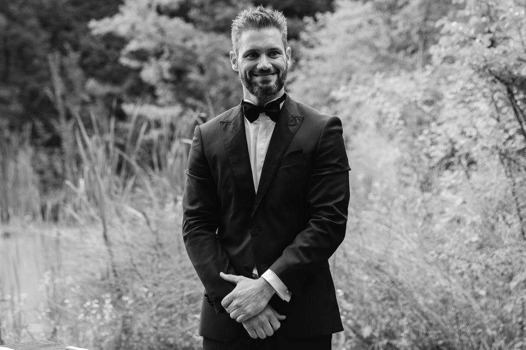 Fotografo Matrimonio Convento Dell'Annunciata Medole Matteo vede arrivare la sposa e un sorriso commosso gli compare sul viso