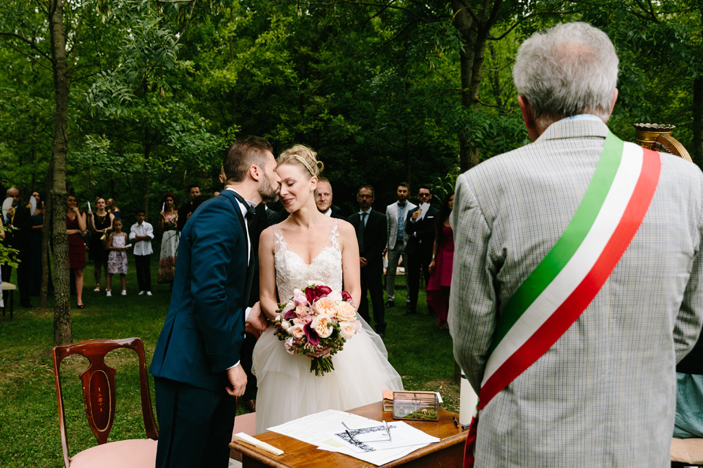 Fotografo Matrimonio Convento Dell'Annunciata Medole Lo sposo da un tenero bacio alla sposa prima di iniziare il rito civile