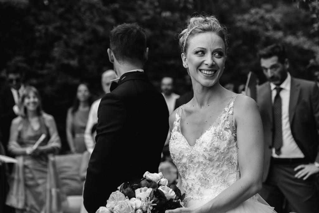 Fotografo Matrimonio Convento Dell'Annunciata Medole Gli sposi guardano gli invitati