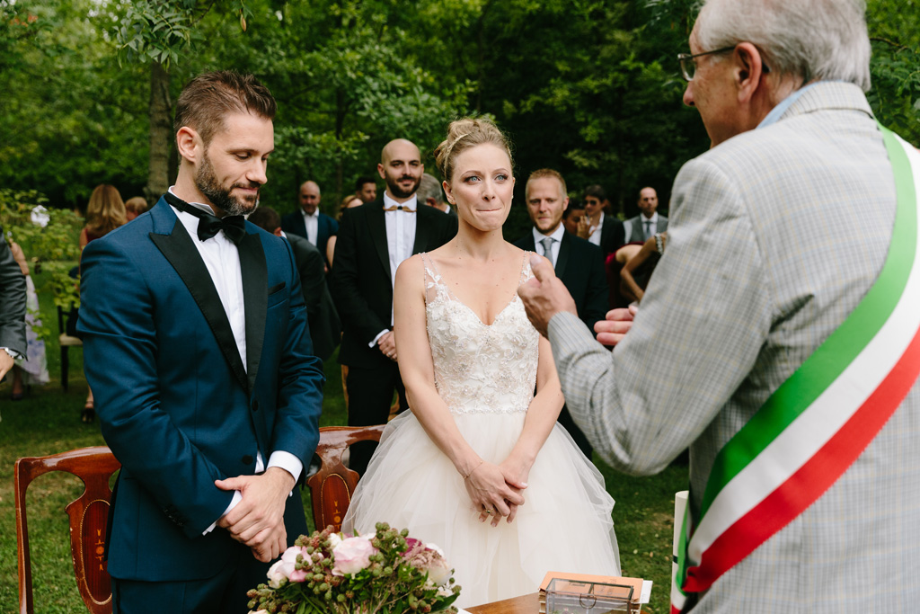Fotografo Matrimonio Convento Dell'Annunciata Medole Gli sposi ascoltano l'officiante di matrimonio