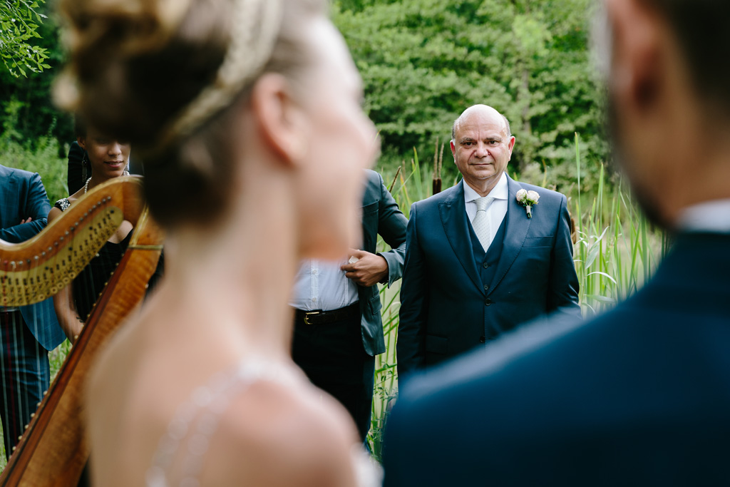 Fotografo Matrimonio Convento Dell'Annunciata Medole Il padre della sposa osserva felice gli sposi
