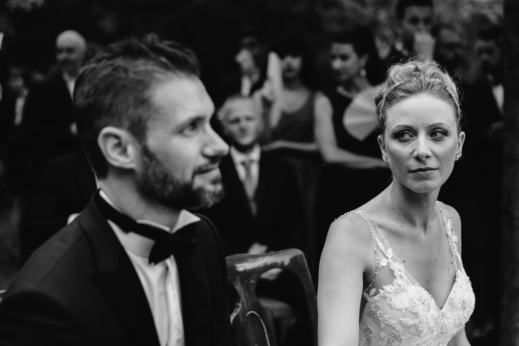 Fotografo Matrimonio Convento Dell'Annunciata Medole La sposa guarda attentamente lo sposo