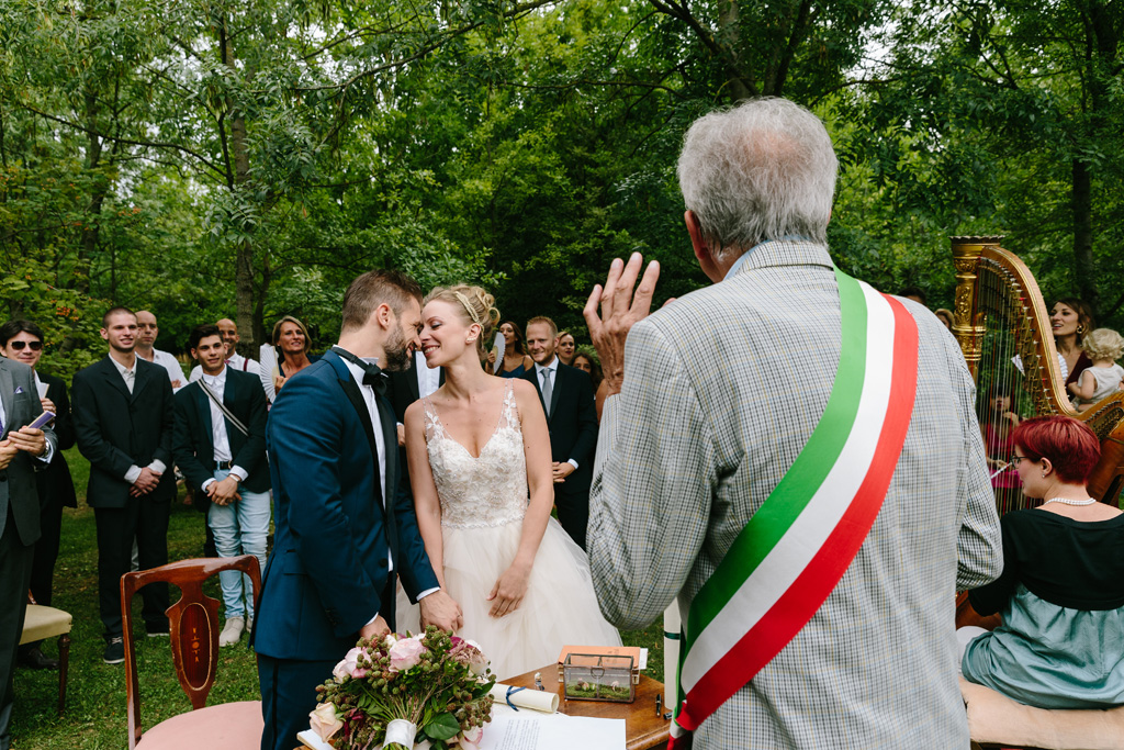 Fotografo Matrimonio Convento Dell'Annunciata Medole Gli sposi si scambiano tenere effusioni durante la cerimonia