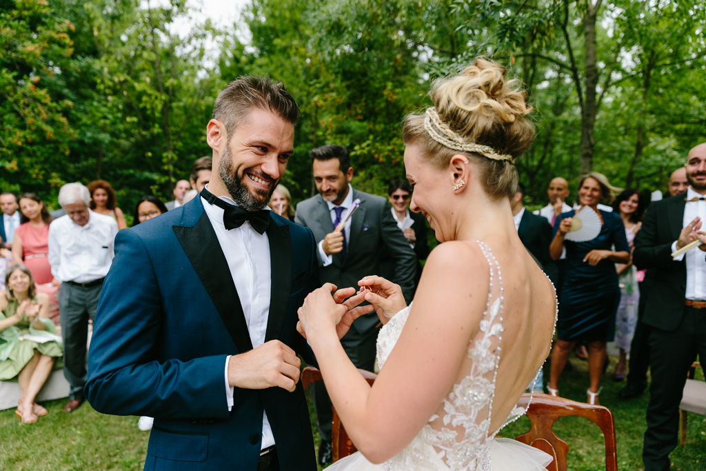 Fotografo Matrimonio Convento Dell'Annunciata Medole Matteo e Laura si scambiano felicemente gli anelli
