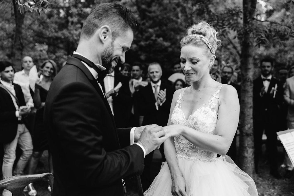 Fotografo Matrimonio Convento Dell'Annunciata Medole Lo sposo mette la fede nuziale al dito della sposa