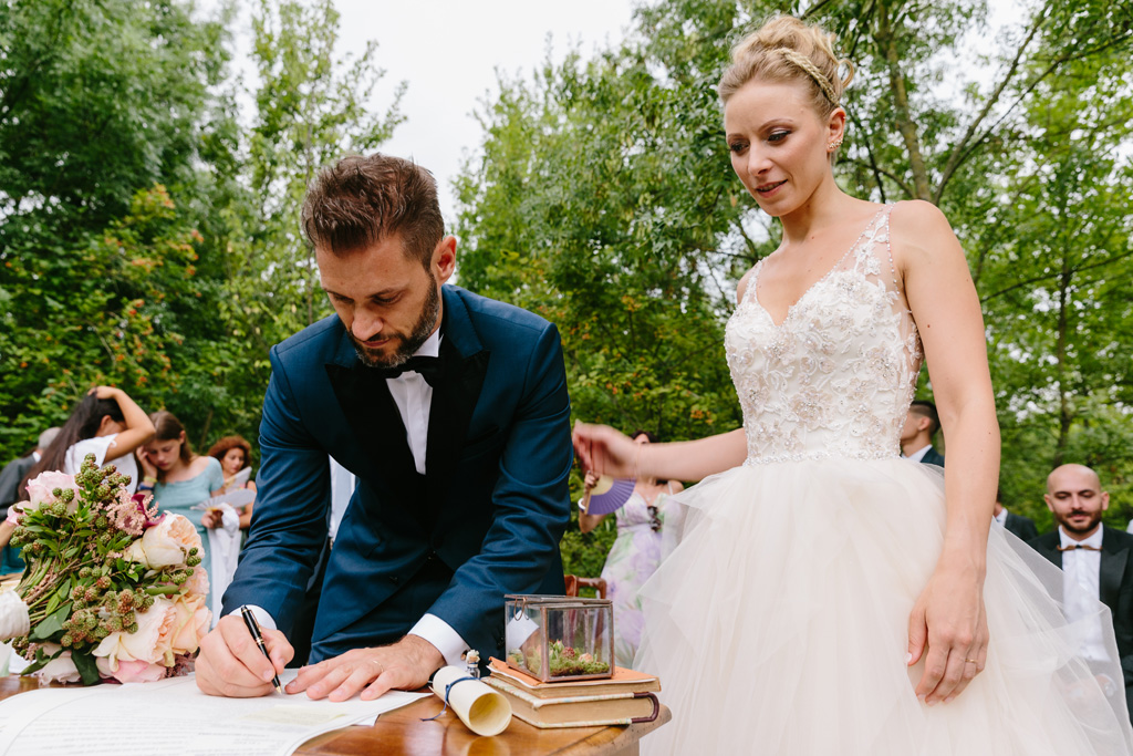 Fotografo Matrimonio Convento Dell'Annunciata Medole Lo sposo firma le carte per ufficializzare il matrimonio