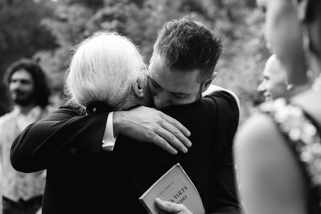 Fotografo Matrimonio Convento Dell'Annunciata Medole Lo sposo abbraccia teneramente la nonna