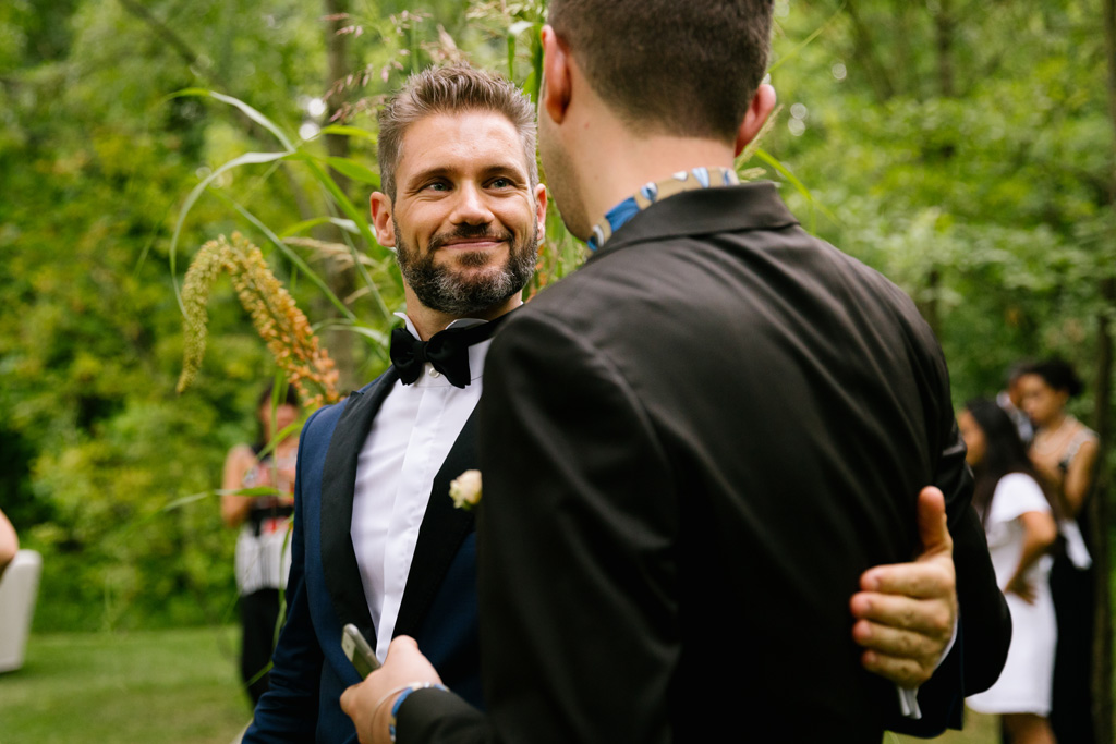 Fotografo Matrimonio Convento Dell'Annunciata Medole Un'invitato si congratula con lo sposo