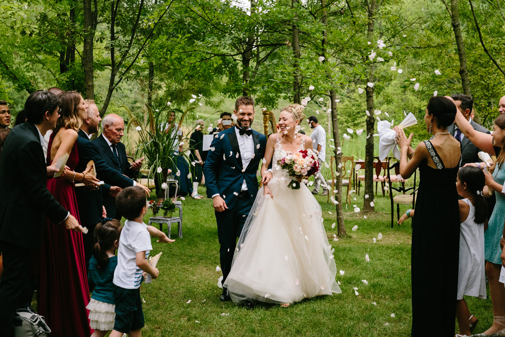 Fotografo Matrimonio Convento Dell'Annunciata Medole Gli sposi entusiasti immersi in una pioggia di petali di rose