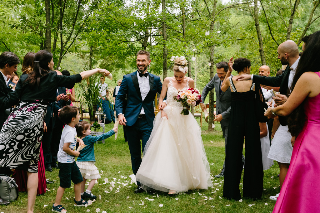Fotografo Matrimonio Convento Dell'Annunciata Medole Gli invitati si divertono a tirare petali di rose sugli sposi