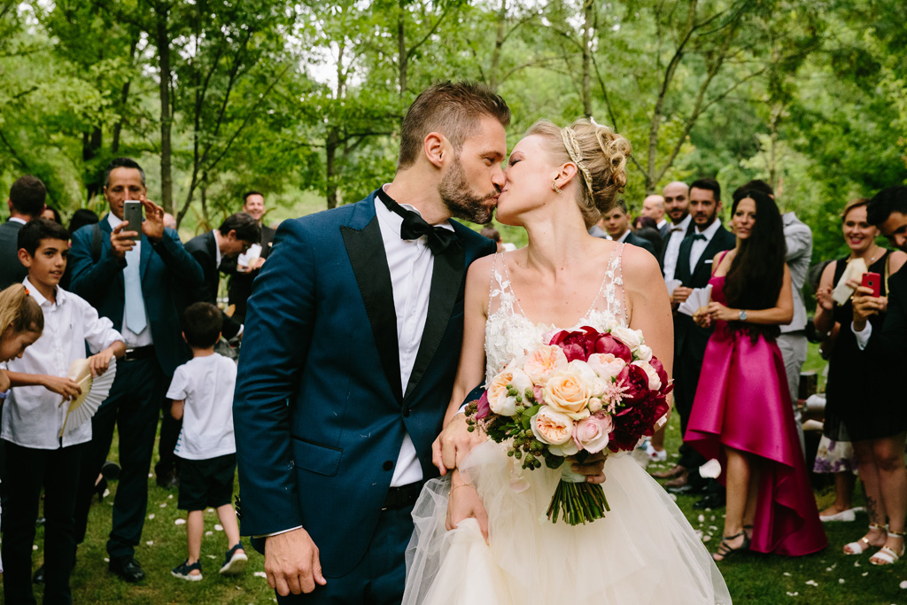 Fotografo Matrimonio Convento Dell'Annunciata Medole Gli sposi si baciano prima di lasciare il giardino del ricevimento