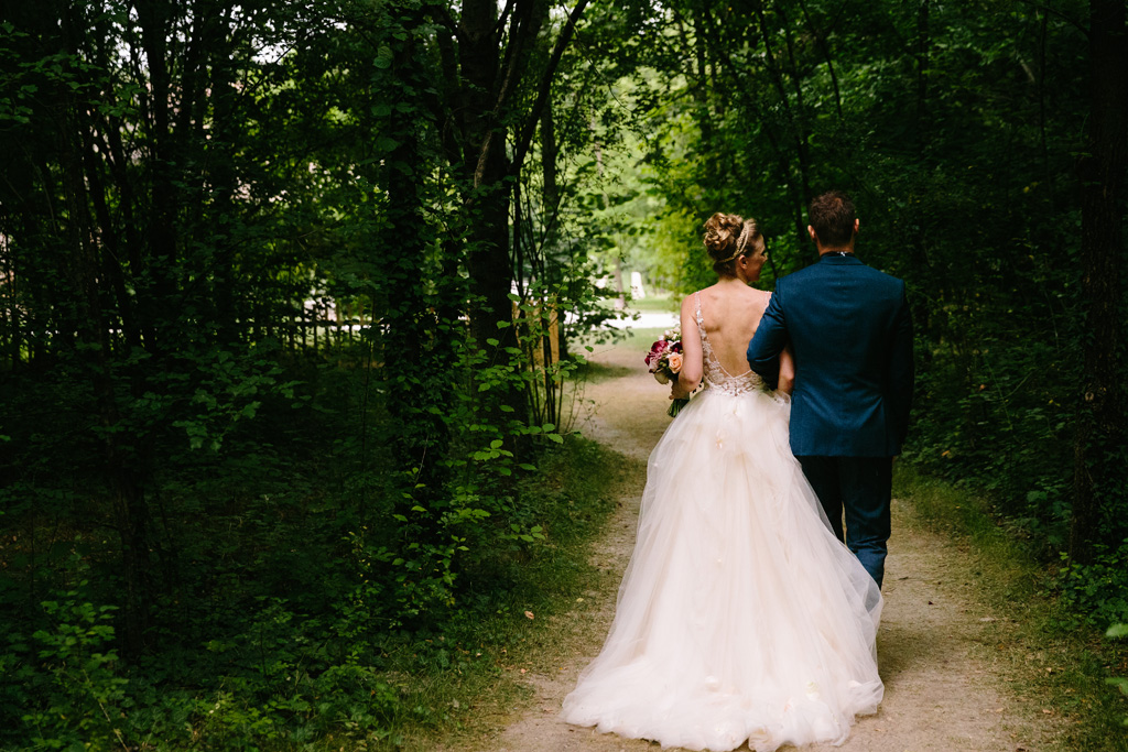 Fotografo Matrimonio Convento Dell'Annunciata Medole Gli sposi a braccetto lasciano il giardino del ricevimento