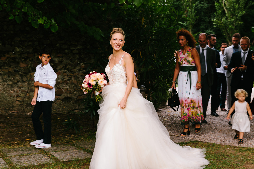 Fotografo Matrimonio Convento Dell'Annunciata Medole La sposa guarda felice e gli invitati