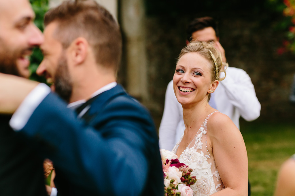 Fotografo Matrimonio Convento Dell'Annunciata Medole La sposa guarda gli invitati sorridente