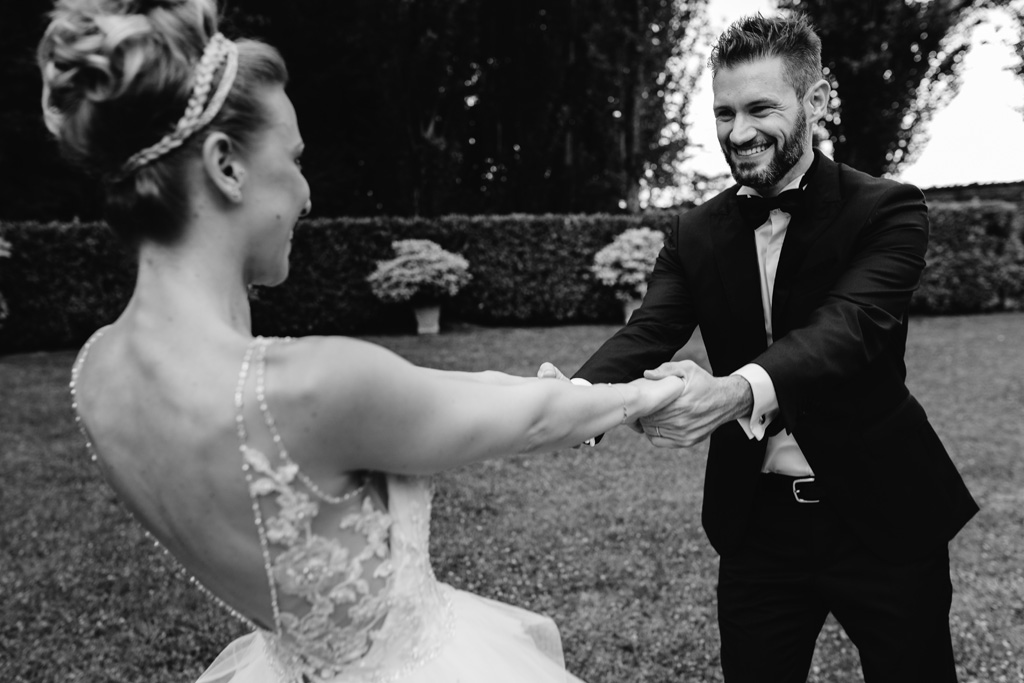 Fotografo Matrimonio Convento Dell'Annunciata Medole Gli sposi ballano insieme nel giardino