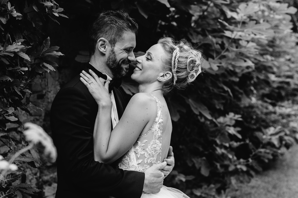 Fotografo Matrimonio Convento Dell'Annunciata Medole Gli sposi abbracciati si guardano sorridenti