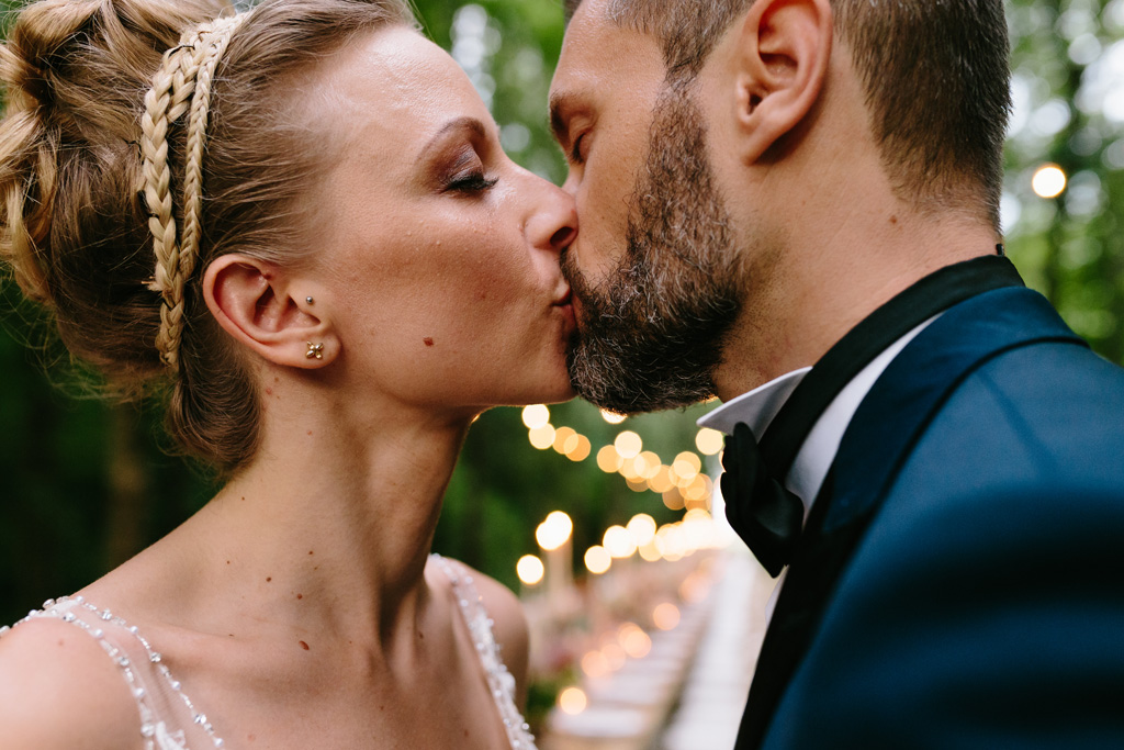 Fotografo Matrimonio Convento Dell'Annunciata Medole Bacio tra gli sposi Matteo e Laura