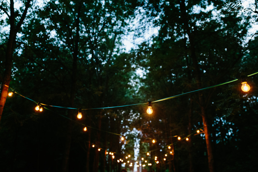 Fotografo Matrimonio Convento Dell'Annunciata Medole Luci country chic illuminano il tavolo della cena di nozze