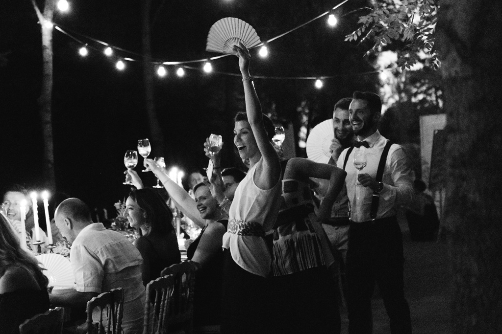 Fotografo Matrimonio Convento Dell'Annunciata Medole Gli ospiti del matrimonio di Laura e Matteo esultano e brindano