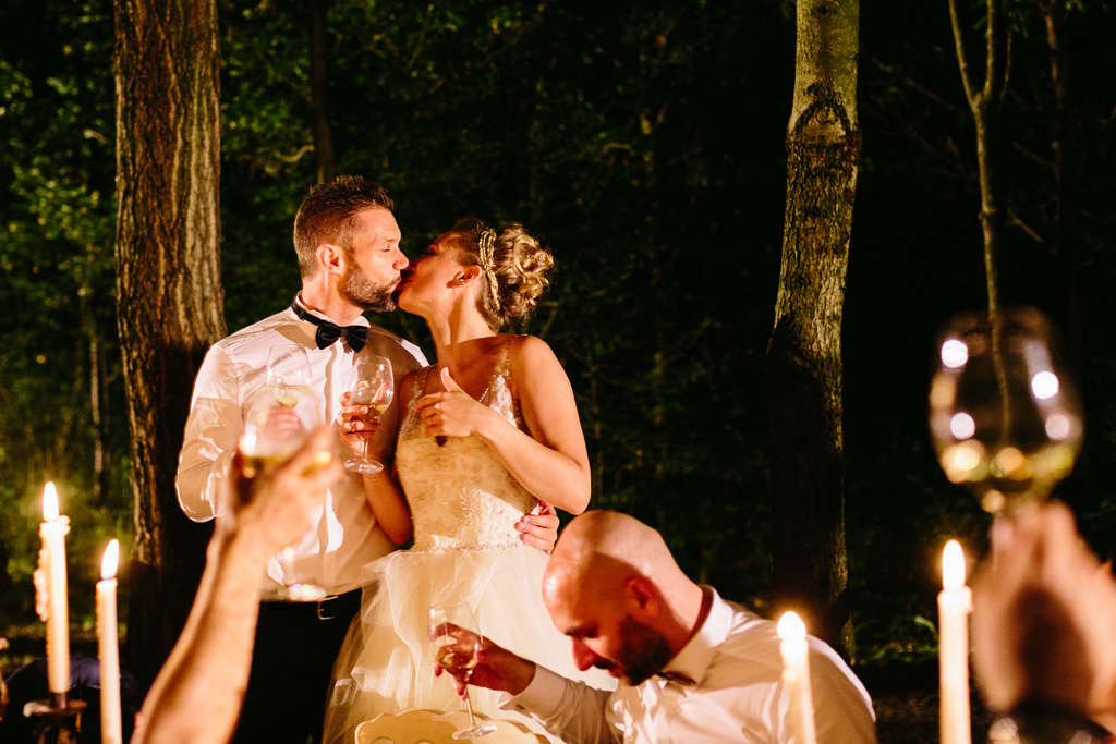 Fotografo Matrimonio Convento Dell'Annunciata Medole Gli sposi si baciano durante il ricevimento