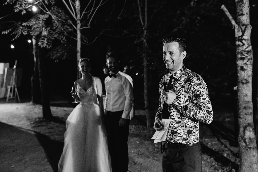 Fotografo Matrimonio Convento Dell'Annunciata Medole Un'invitato legge il suo discorso agli sposi