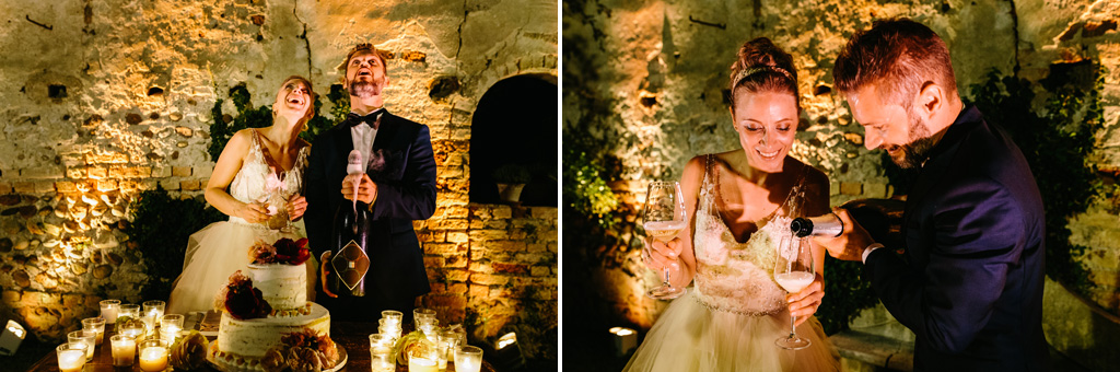 Fotografo Matrimonio Convento Dell'Annunciata Medole Gli sposi guardano il tappo in aria dopo aver stappato la bottiglia, che lo sposo versa nei bicchieri
