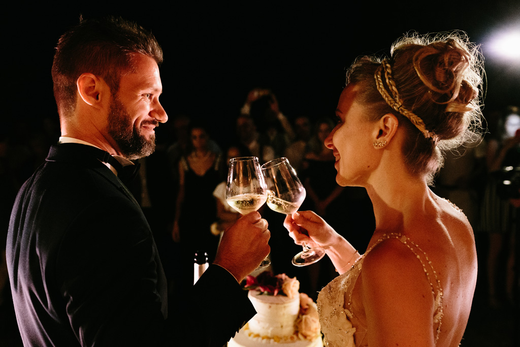 Fotografo Matrimonio Convento Dell'Annunciata Medole Gli sposi brindano dopo il taglio della torta
