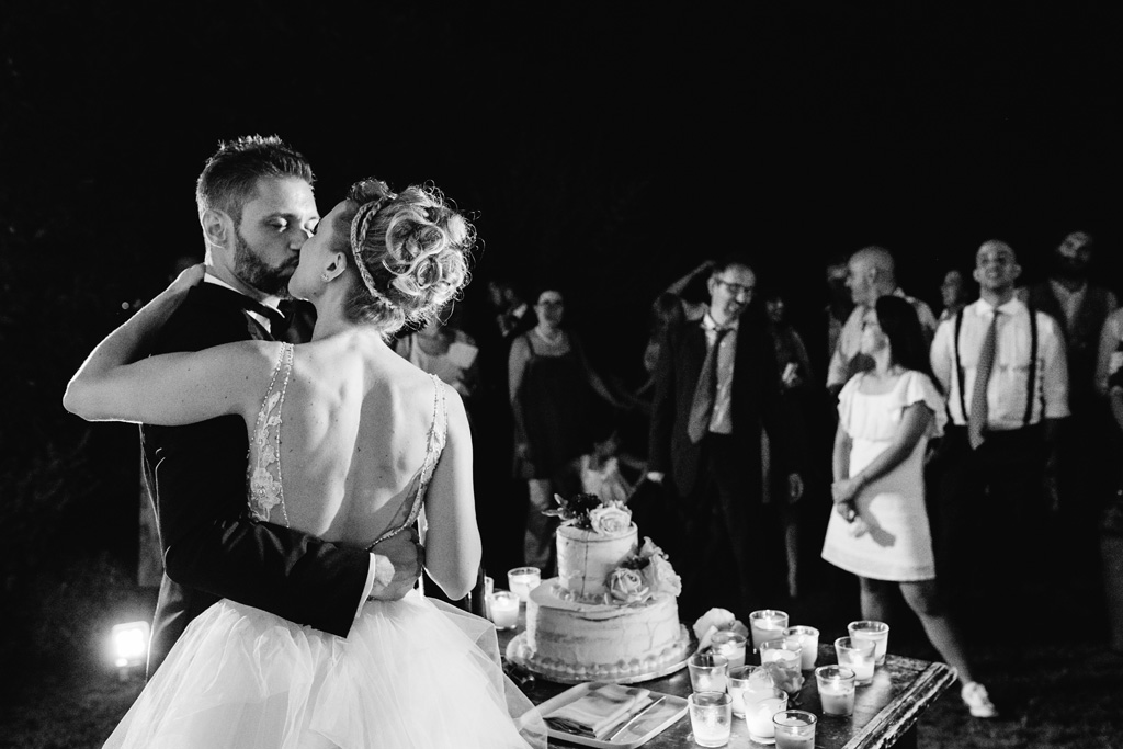 Fotografo Matrimonio Convento Dell'Annunciata Medole Gli sposi si baciano dopo il taglio della torta