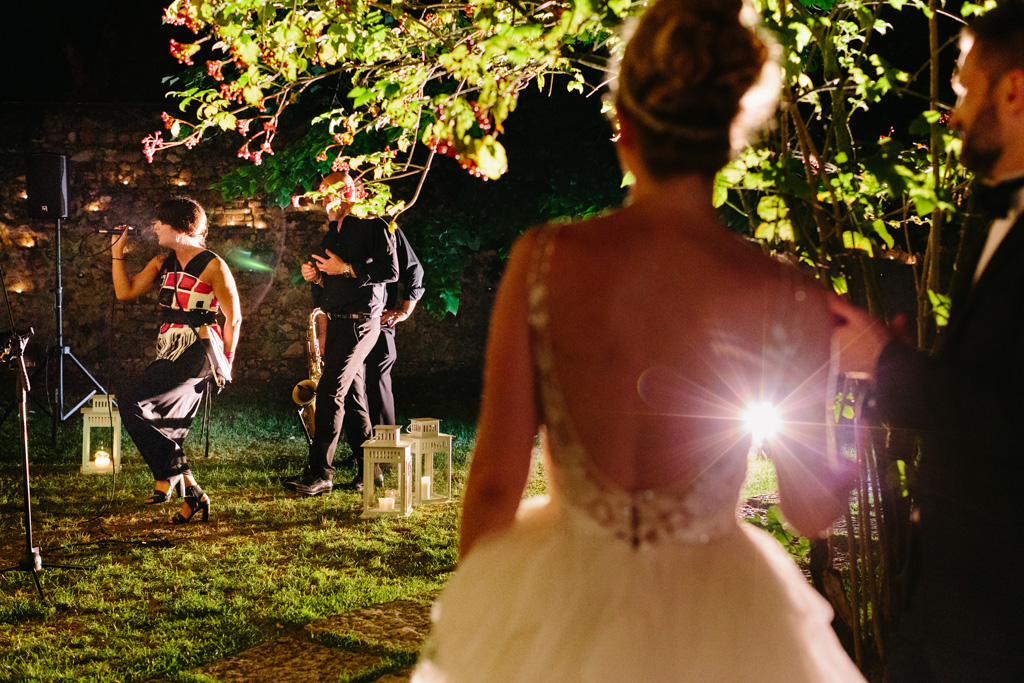 Fotografo Matrimonio Convento Dell'Annunciata Medole Gli sposi ascoltano le canzoni cantate dalla band