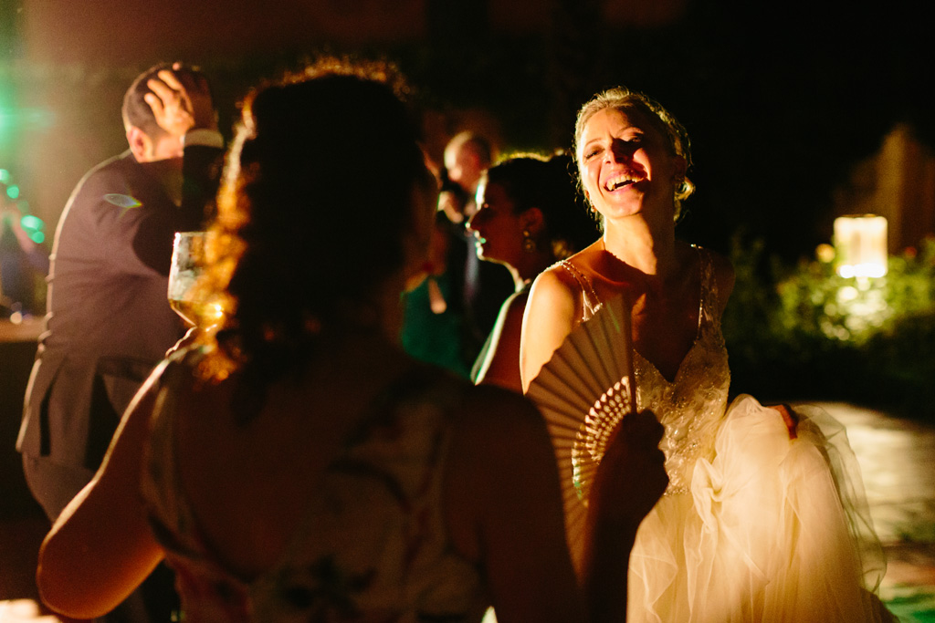 Fotografo Matrimonio Convento Dell'Annunciata Medole La sposa ride ballando con un'amica
