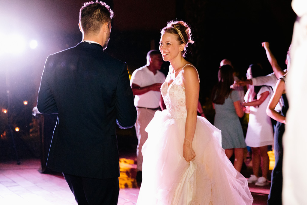 Fotografo Matrimonio Convento Dell'Annunciata Medole Gli sposi si avvicinano per fare il loro primo ballo