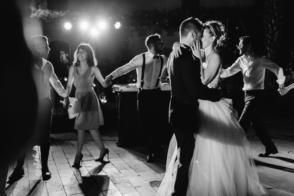 Fotografo Matrimonio Convento Dell'Annunciata Medole Il primo ballo degli sposi mentre gli invitati ballano intorno a loro a cerchio