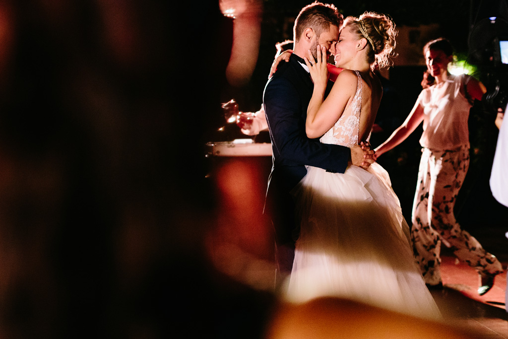 Fotografo Matrimonio Convento Dell'Annunciata Medole Gli sposi si stringono teneramente durante il loro primo ballo