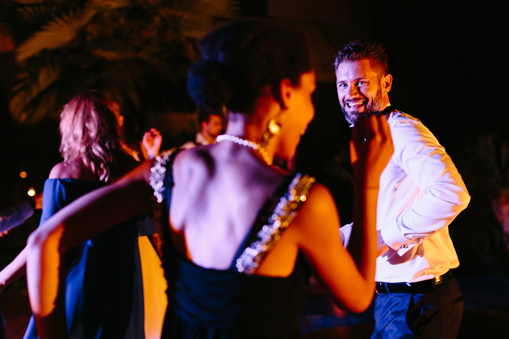 Fotografo Matrimonio Convento Dell'Annunciata Medole Lo sposo si lancia in balli scatenati tra le luci colorate del Convento dell'Annunciata