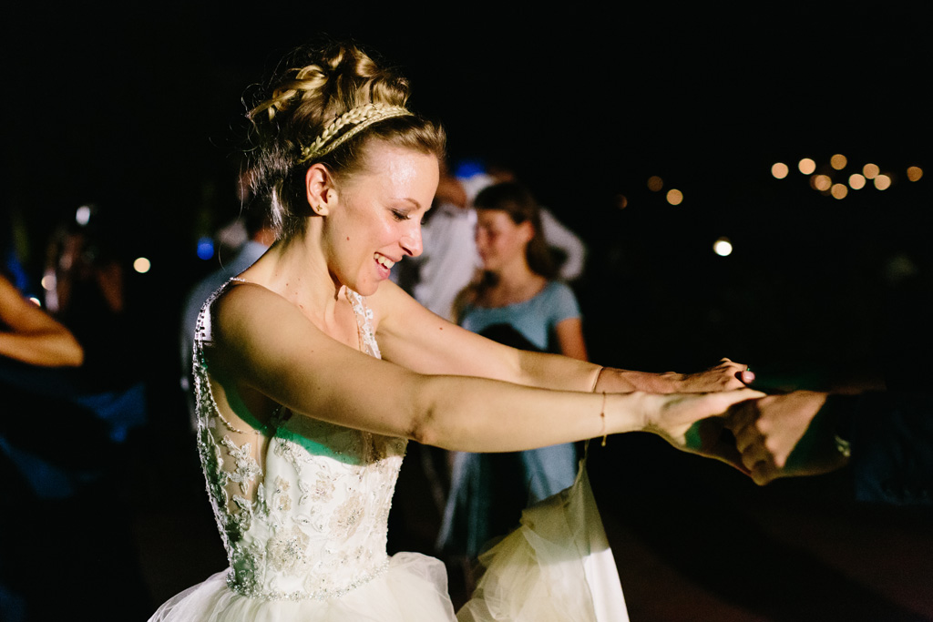 Fotografo Matrimonio Convento Dell'Annunciata Medole La sposa balla felice con amici