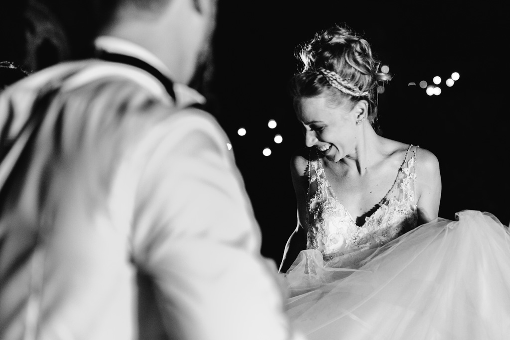 Fotografo Matrimonio Convento Dell'Annunciata Medole La sposa balla insieme al marito tenendo il vestito con le mani