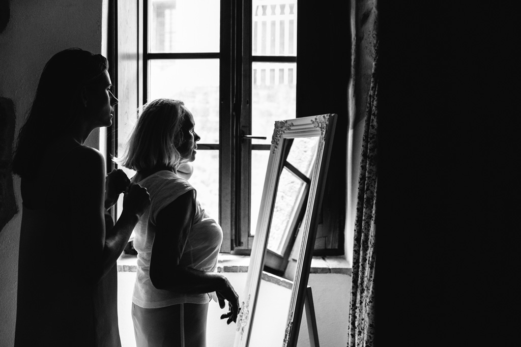 Fotografo Matrimonio Basilica San Galgano Toscana La sposa e la mamma si guardano allo specchio