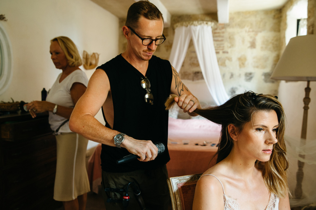 Fotografo Matrimonio Basilica San Galgano Toscana Il parrucchiere fa la piega ai capelli della sposa