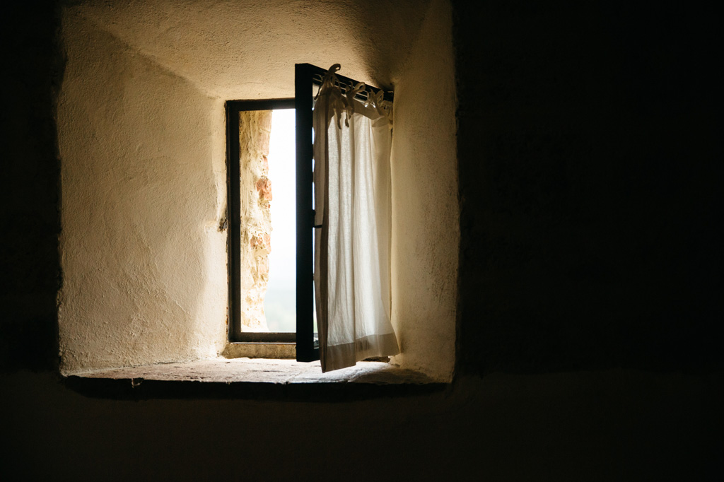 Fotografo Matrimonio Basilica San Galgano Toscana Dalla finestra della camera della sposa entra una luce splendida