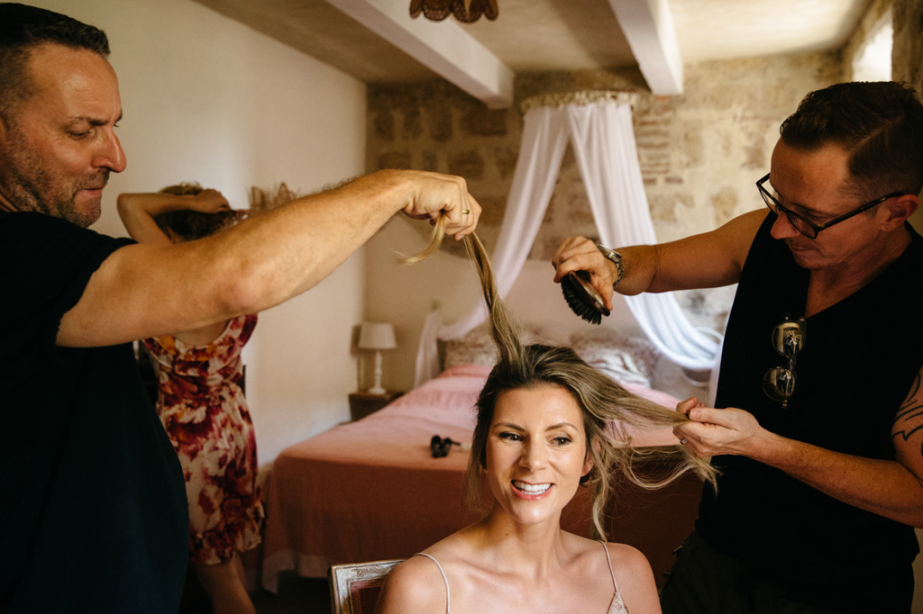 Fotografo Matrimonio Basilica San Galgano Toscana Ultimi ritocchi all'acconciatura della sposa