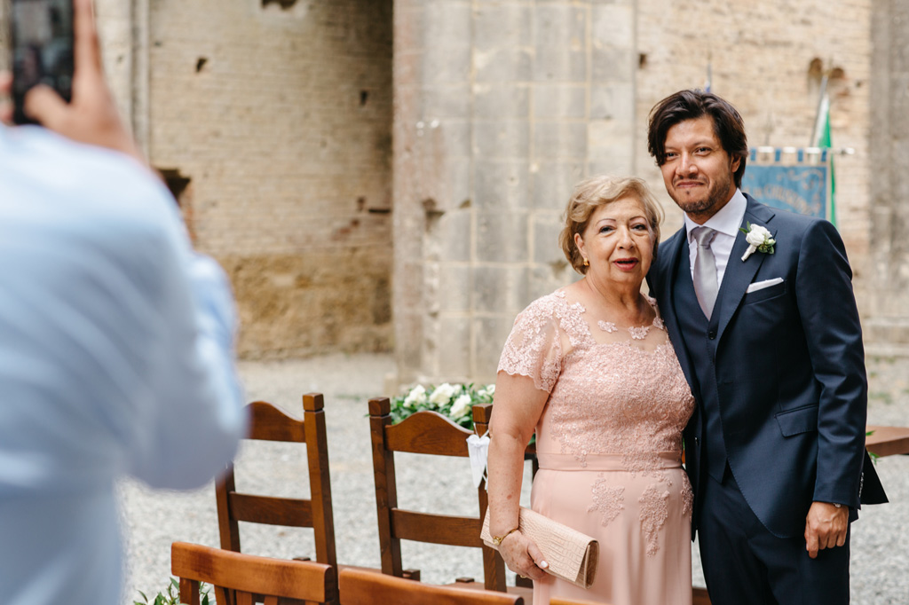 Fotografo Matrimonio Basilica San Galgano Toscana Lo sposo si fa fare una foto con la mamma prima della cerimonia