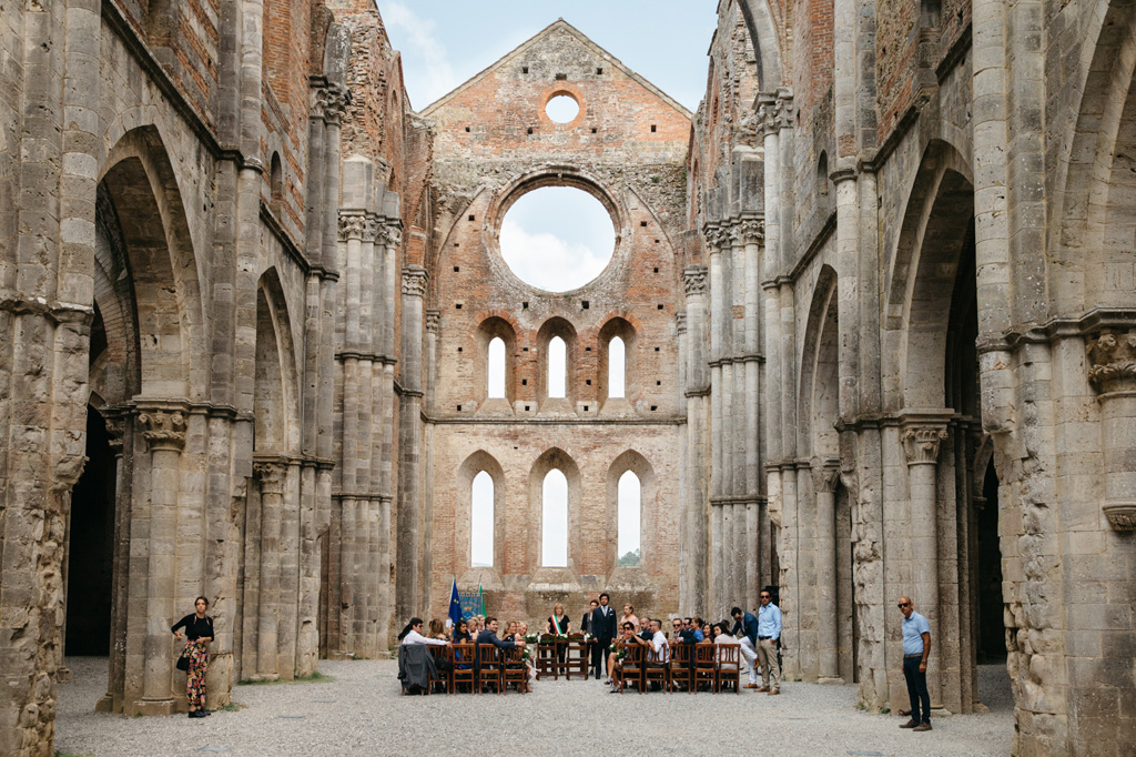 Fotografo Matrimonio Basilica San Galgano Toscana Sposo e invitati aspettando la sposa nell'Abbazia di San Galgano in Toscana